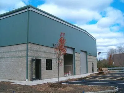 ما أفضل تصاميم هناجر السيارات في العقيق؟