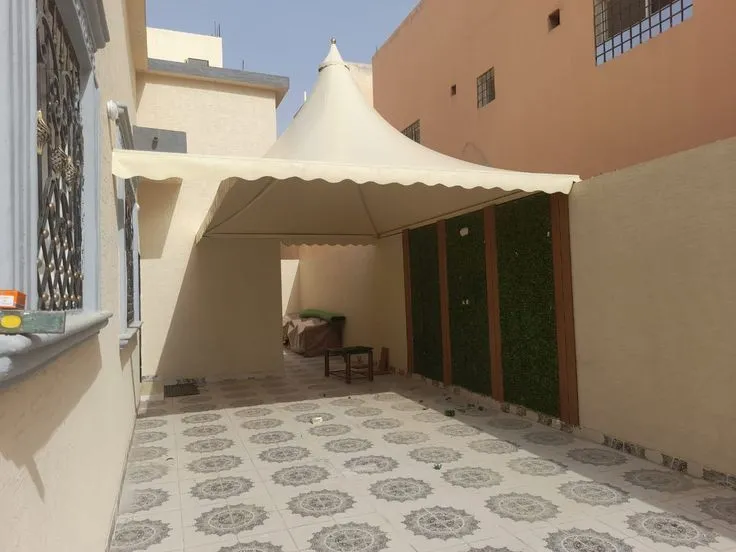 حداد تركيب مظلة هرمية لسيارات بالرياض