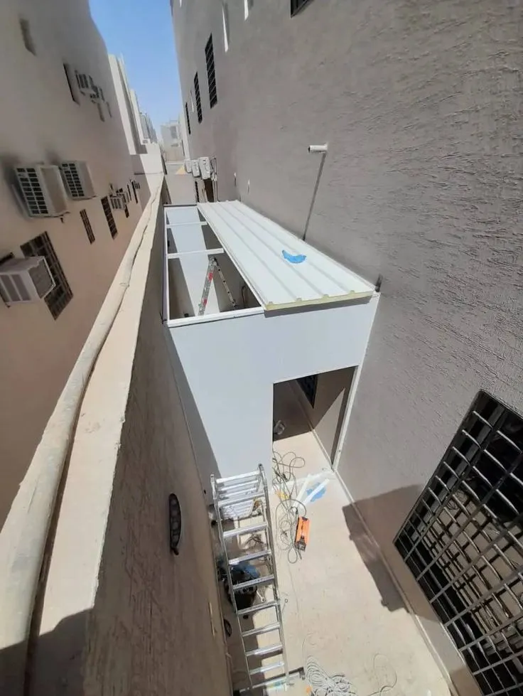 معلم تركيب ملاحق ساندوتش بنل للحدائق والأسطح في الرياض