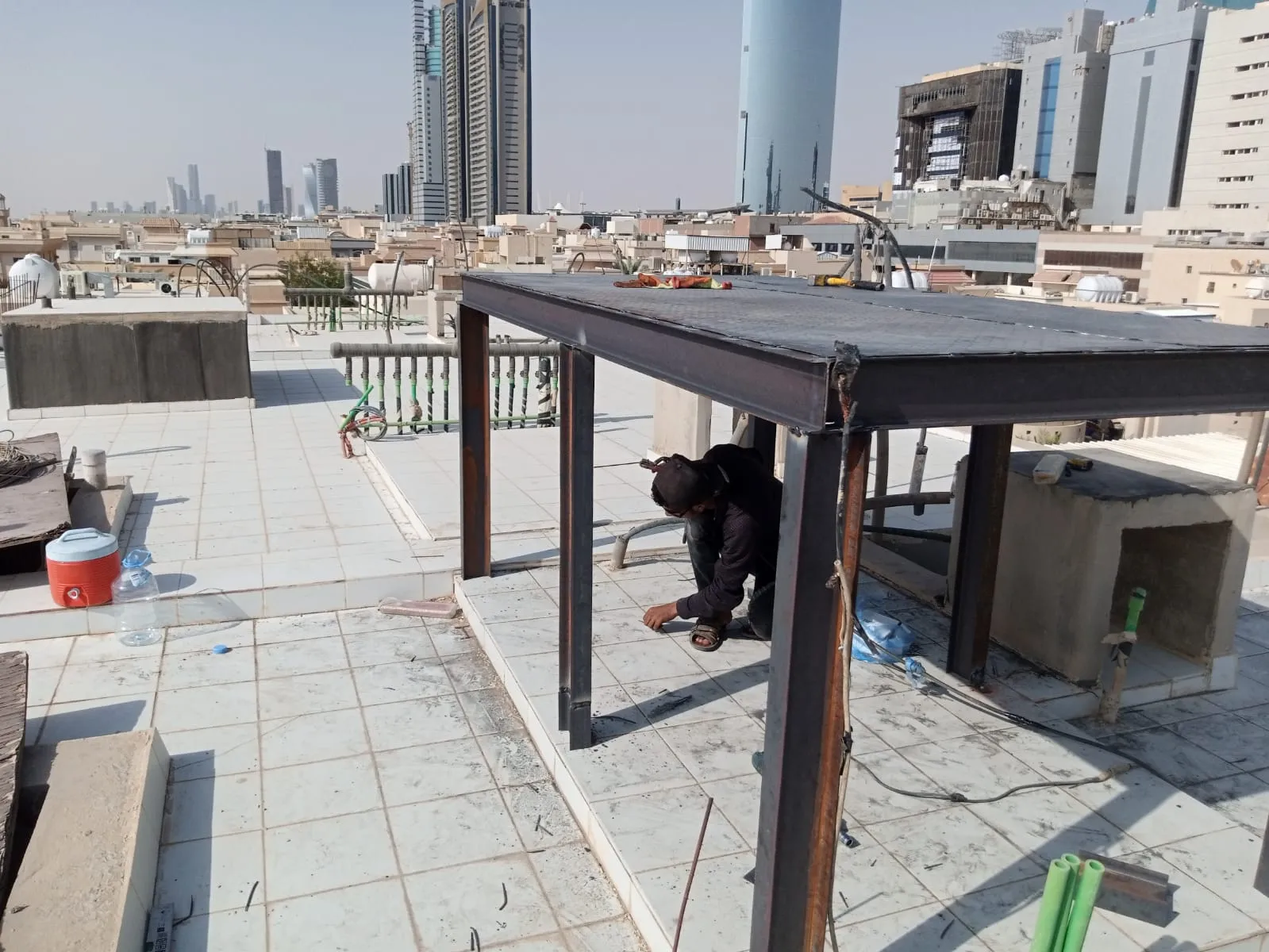ورشة حدادة تفصيل قواعد حديد للأعمدة والهناجر في الرياض