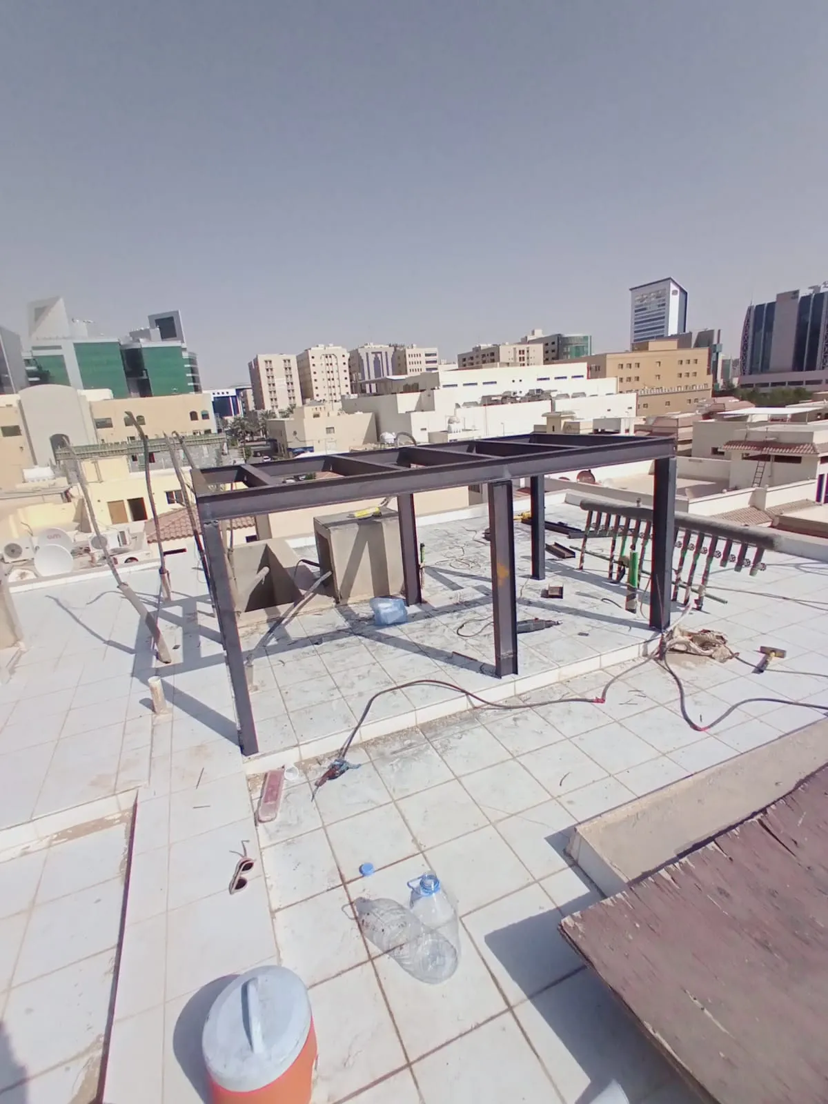 ورشة حدادة تفصيل قواعد حديد للأعمدة والهناجر في الرياض