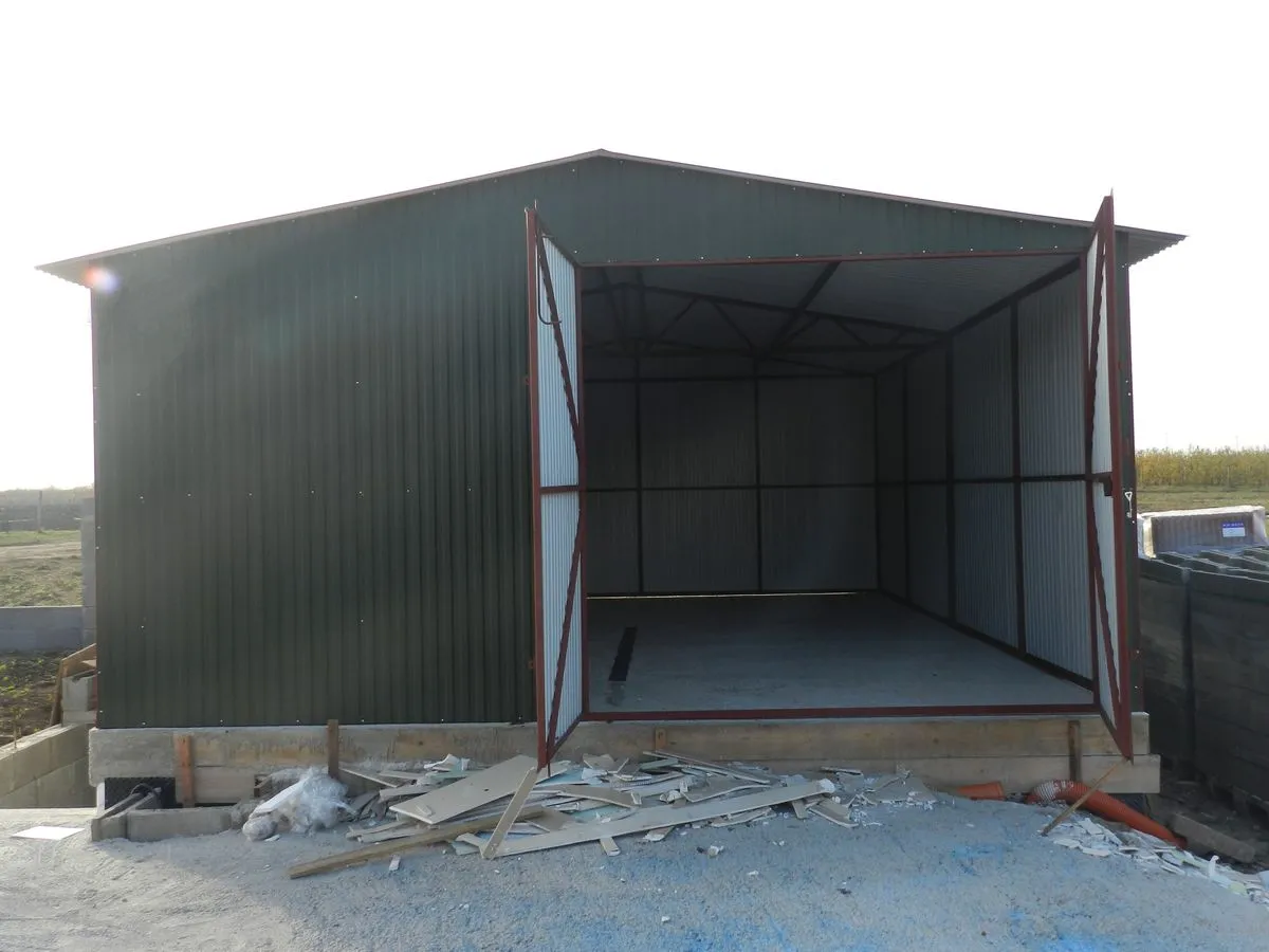 ما أفضل تصاميم هناجر السيارات في العقيق؟