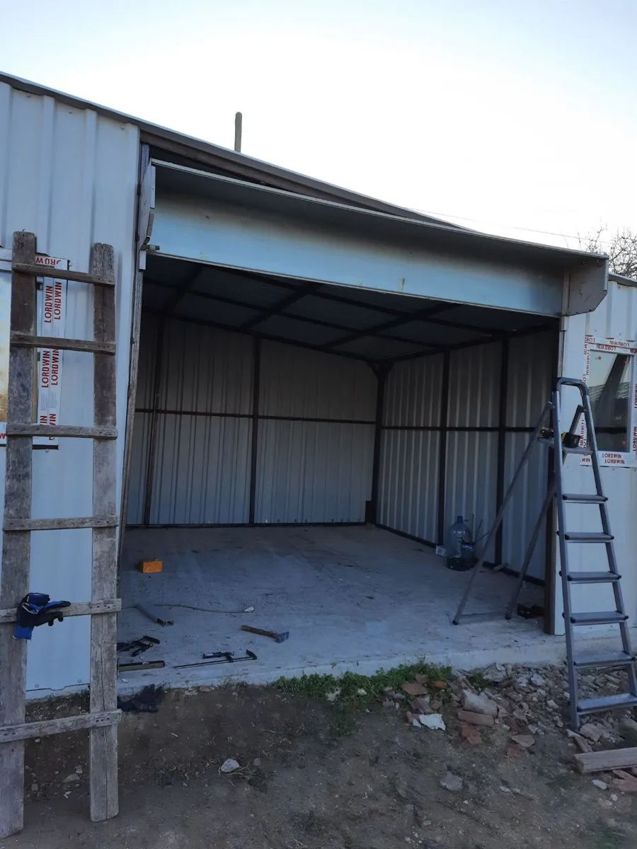 ما أفضل تصاميم هناجر السيارات في العقيق؟