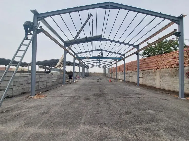 ما أفضل تصاميم هناجر السيارات في العقيق؟