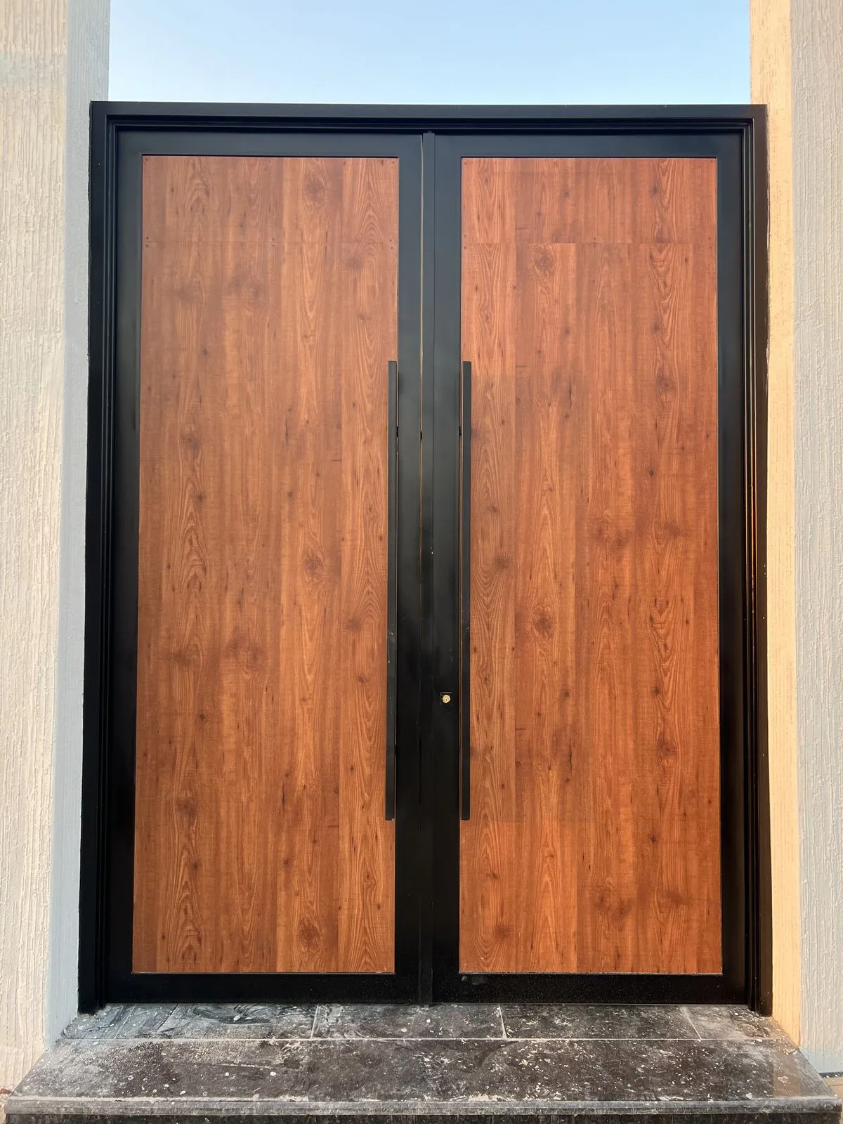 تفصيل أبواب كلادينج حسب الطلب الرياض