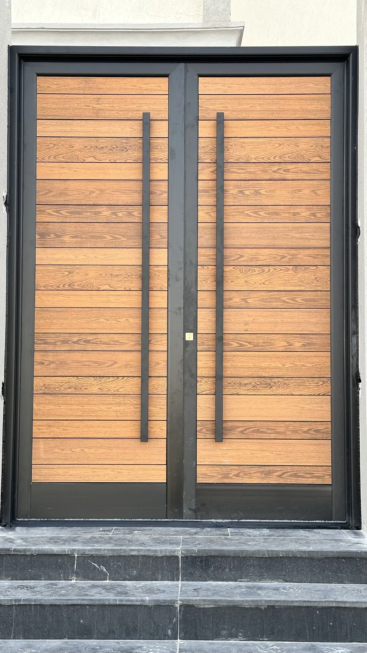 تفصيل أبواب كلادينج حسب الطلب الرياض